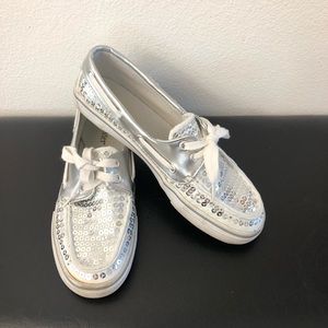 Shoes for girl color white and silver. Size: 5